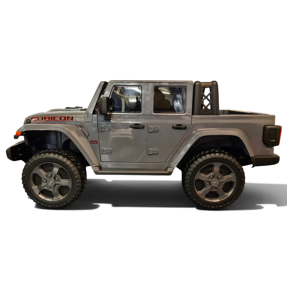Vue latérale du Jeep électrique enfant Gladiator 12V gris par Petit Pilote avec pneus robustes et design tout-terrain
