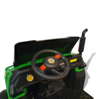 Vue rapprochée du poste de pilotage vert du Jeep électrique enfant Farmer 4x4 24V Petit Pilote avec volant et tableau de bord