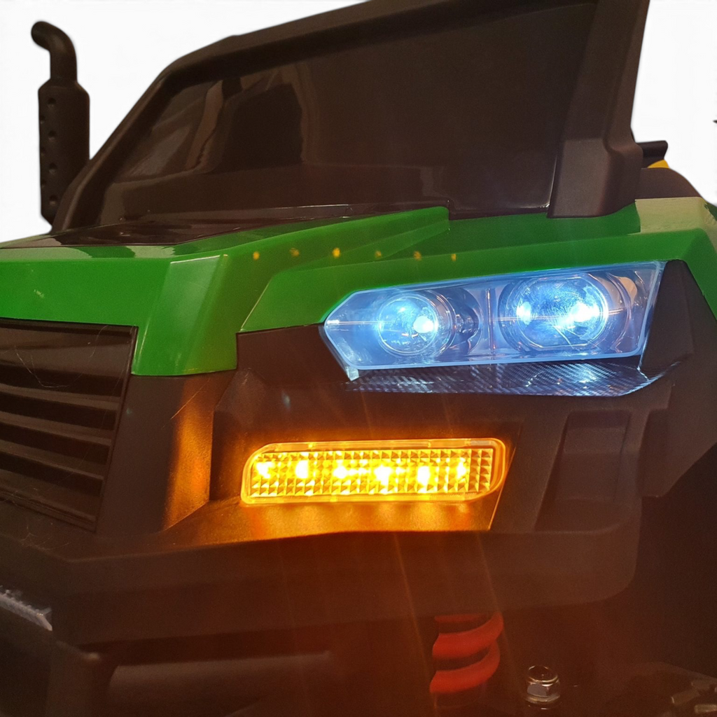Gros plan sur les phares LED allumés de la Jeep électrique enfant Petit Pilote Farmer 4x4 verte avec clignotants orange