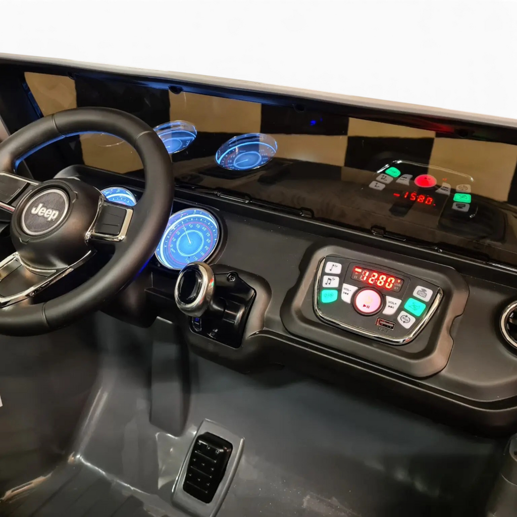 Tableau de bord détaillé de la Jeep électrique Petit Pilote avec volant siglé, écran multimédia et compteurs lumineux