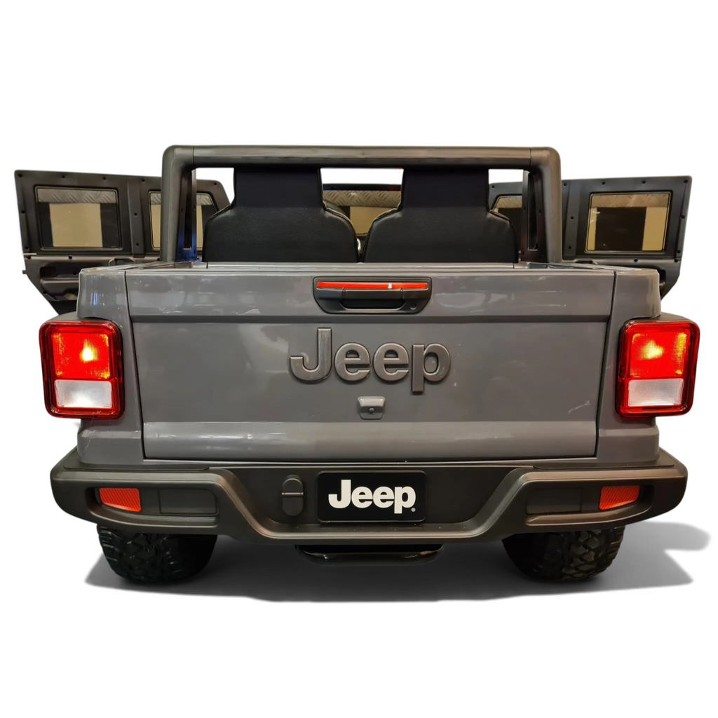 Vue arrière du Jeep électrique enfant Gladiator 12V Petit Pilote gris avec sièges en cuir et feux arrière fonctionnels