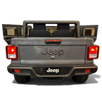 Vue arrière du Jeep électrique enfant Gladiator 12V Petit Pilote gris avec sièges en cuir et feux arrière fonctionnels