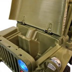 Capot ouvert de la Jeep Willy électrique pour enfant Petit Pilote vert militaire avec phares LED bleus allumés