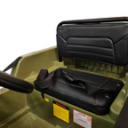 Siège en simili cuir noir avec ceinture de sécurité dans une Jeep Willy électrique pour enfant Petit Pilote vert militaire