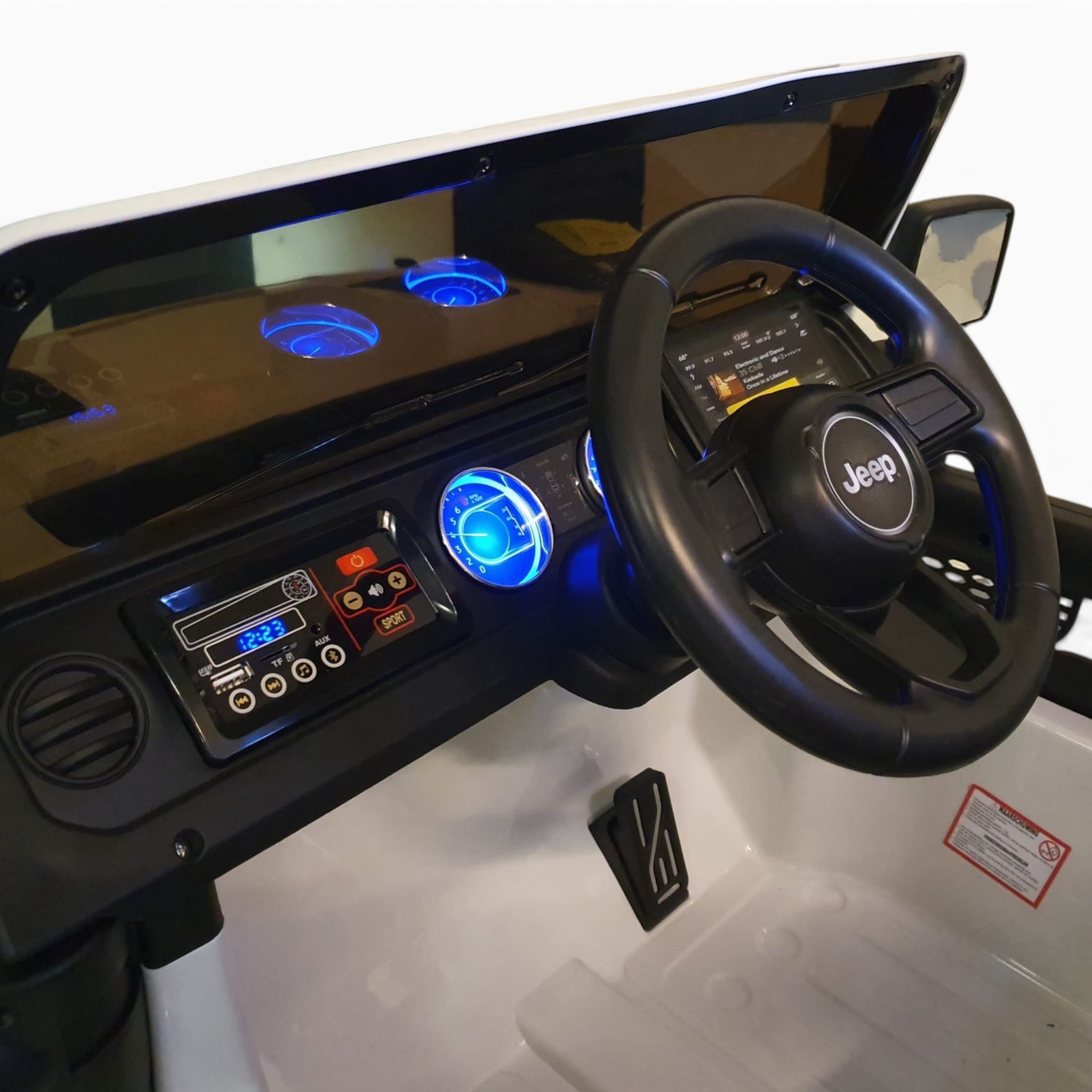 Tableau de bord de la voiture électrique enfant Petit Pilote Jeep Wrangler avec volant, écran multimédia et cadrans bleus