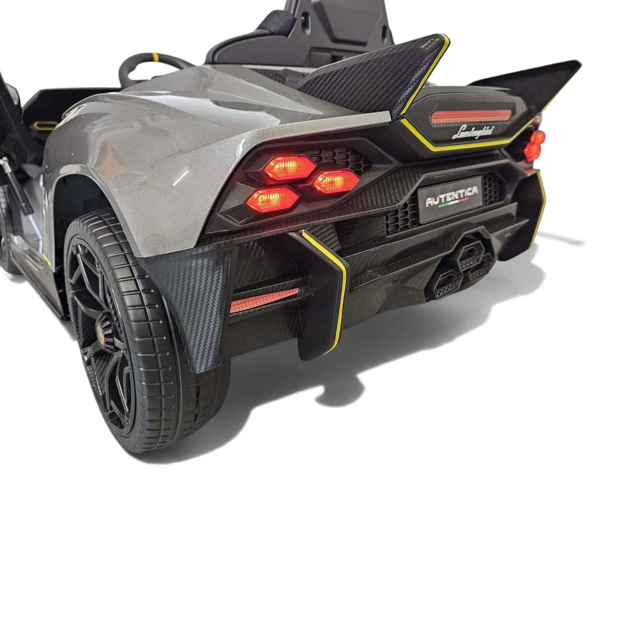 Vue arrière de la voiture électrique enfant Petit Pilote Lamborghini Auténtica gris métallisé avec feux LED allumés