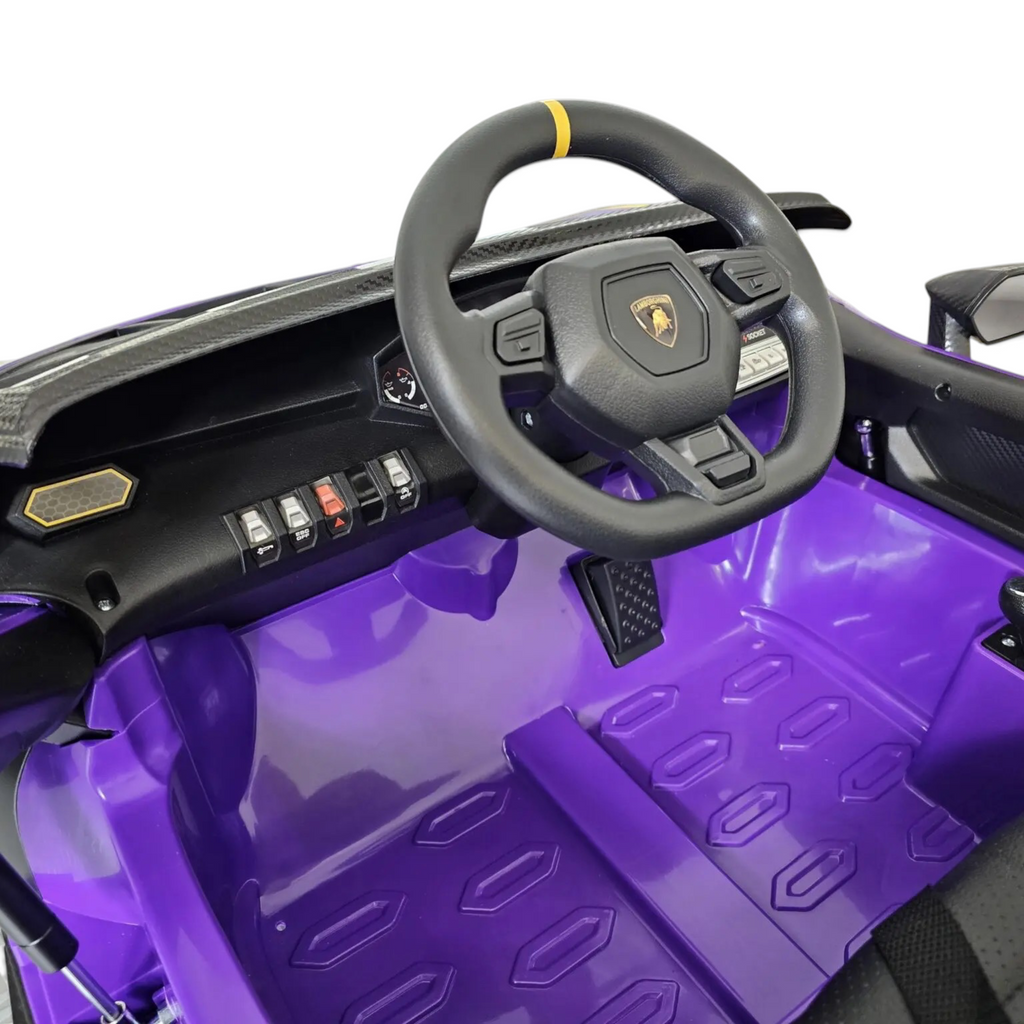 Intérieur de la voiture électrique pour enfant Petit Pilote Lamborghini Auténtica violette avec volant et tableau de bord