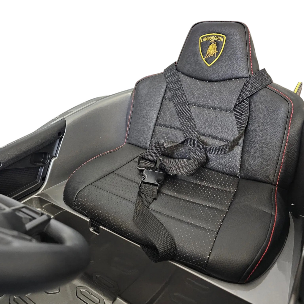 Siège baquet en cuir noir avec harnais de sécurité dans la voiture électrique enfant Petit Pilote Lamborghini Auténtica