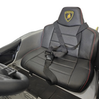 Siège baquet en cuir noir avec harnais de sécurité dans la voiture électrique enfant Petit Pilote Lamborghini Auténtica