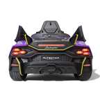 Vue arrière de la voiture électrique enfant Petit Pilote Lamborghini Auténtica violette avec feux LED allumés
