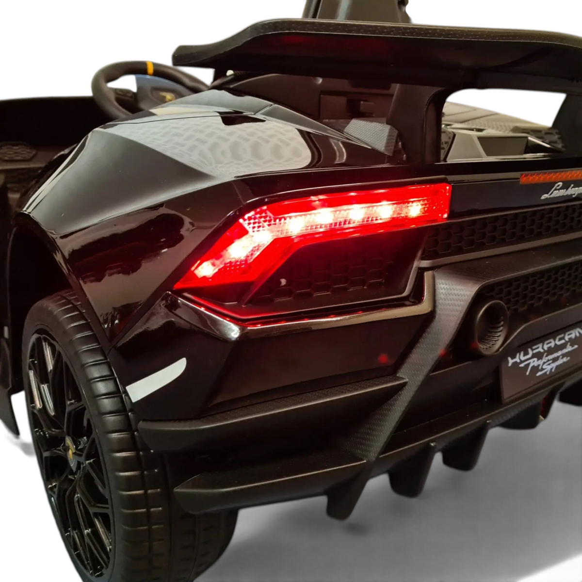 Vue arrière de la voiture électrique pour enfant Petit Pilote Lamborghini Huracán 12V noir métallisé avec feux allumés