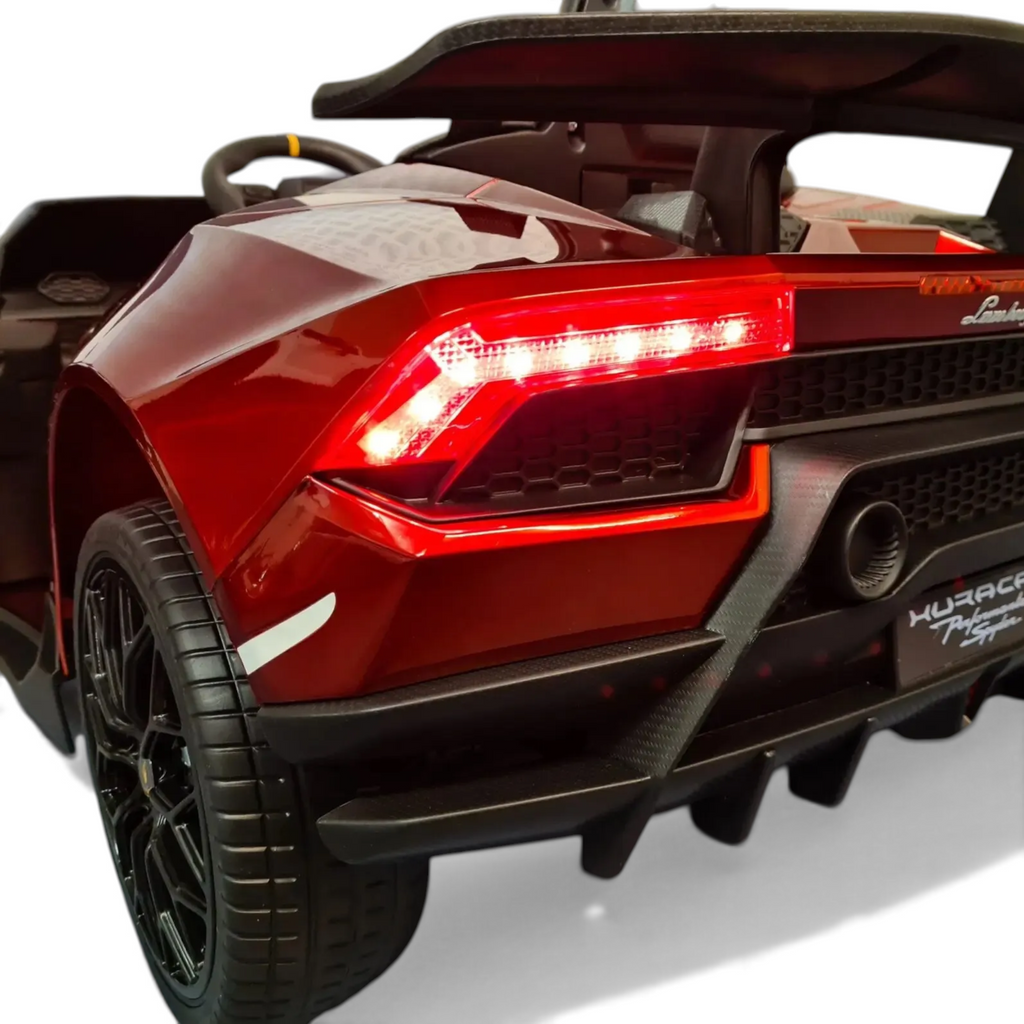 Vue arrière de la voiture électrique enfant Petit Pilote Lamborghini Huracán rouge métallisé avec phares LED allumés