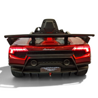 Vue arrière de la voiture électrique enfant Petit Pilote Lamborghini Huracán rouge métallisé avec aileron et feux LED