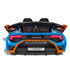 Vue arrière de la voiture électrique pour enfant Petit Pilote Lamborghini Huracán STO bleue avec aileron et feux LED