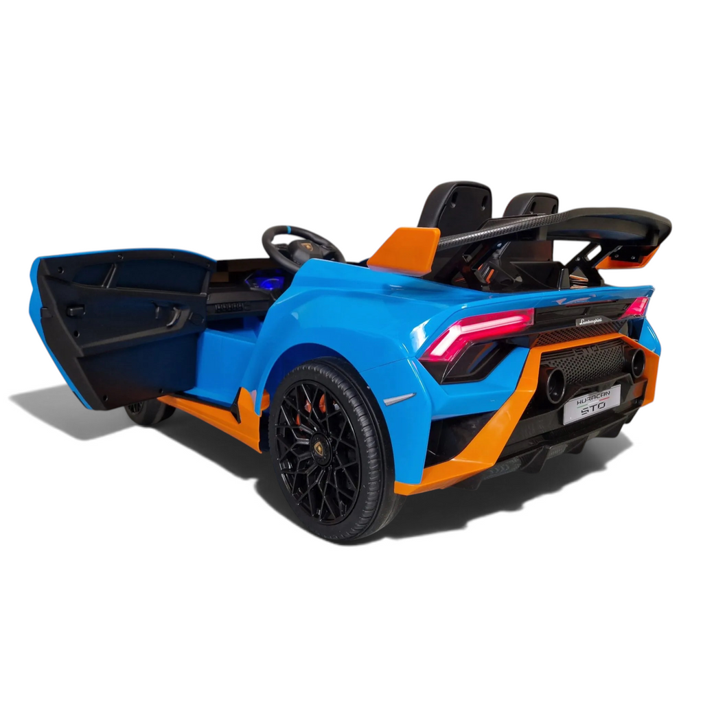 Voiture électrique enfant Petit Pilote Lamborghini Huracán STO bleue avec aileron, porte ouverte et détails orange