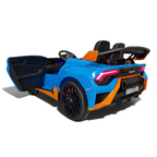 Voiture électrique enfant Petit Pilote Lamborghini Huracán STO bleue avec aileron, porte ouverte et détails orange