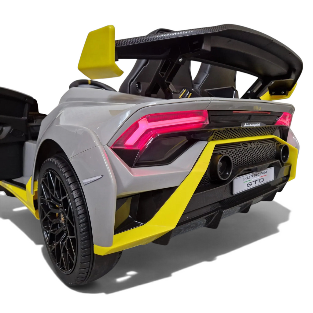 Vue arrière de la voiture électrique enfant Petit Pilote Lamborghini Huracán STO grise avec aileron jaune et phares LED