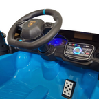 Intérieur de la voiture électrique Petit Pilote Lamborghini Huracán STO bleue avec volant, tableau de bord et pédale