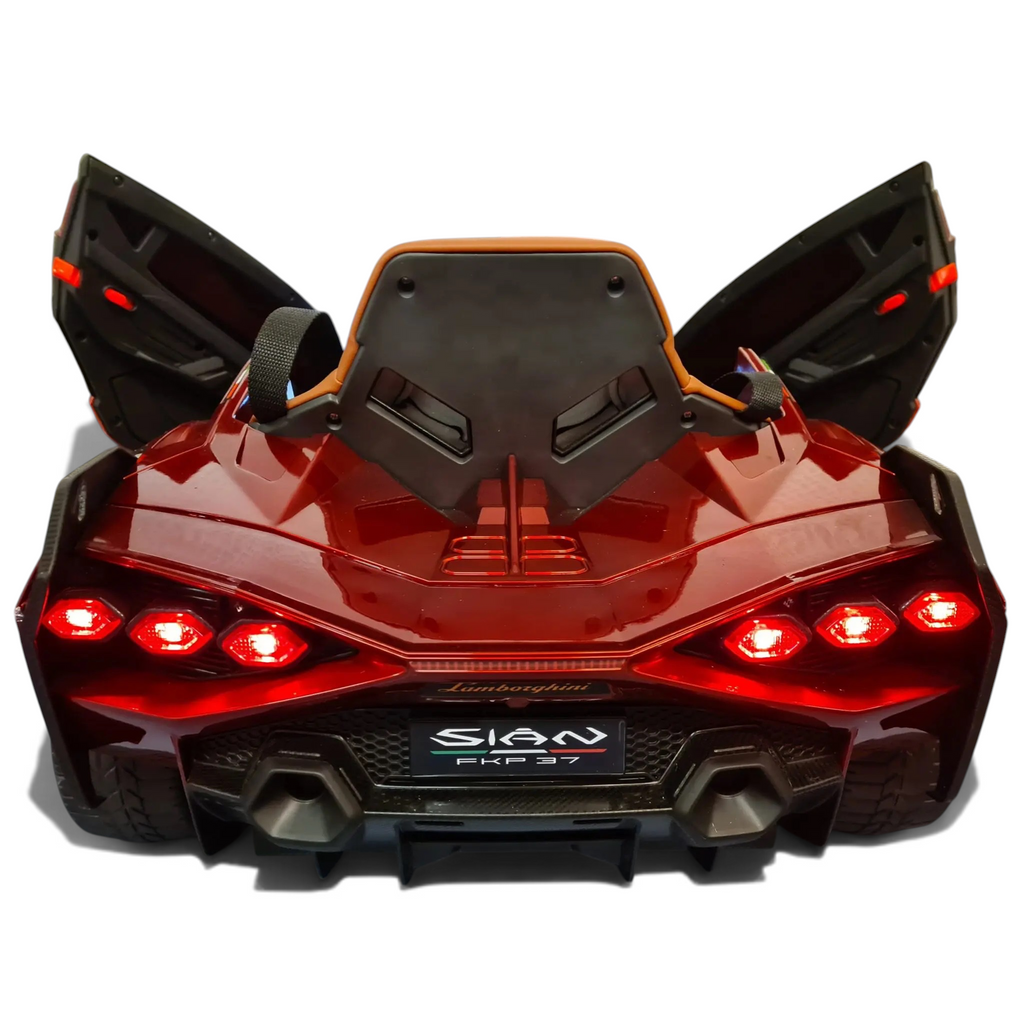 Vue arrière de la voiture électrique enfant Petit Pilote Lamborghini Sian rouge métallisé avec portes ouvertes et feux LED