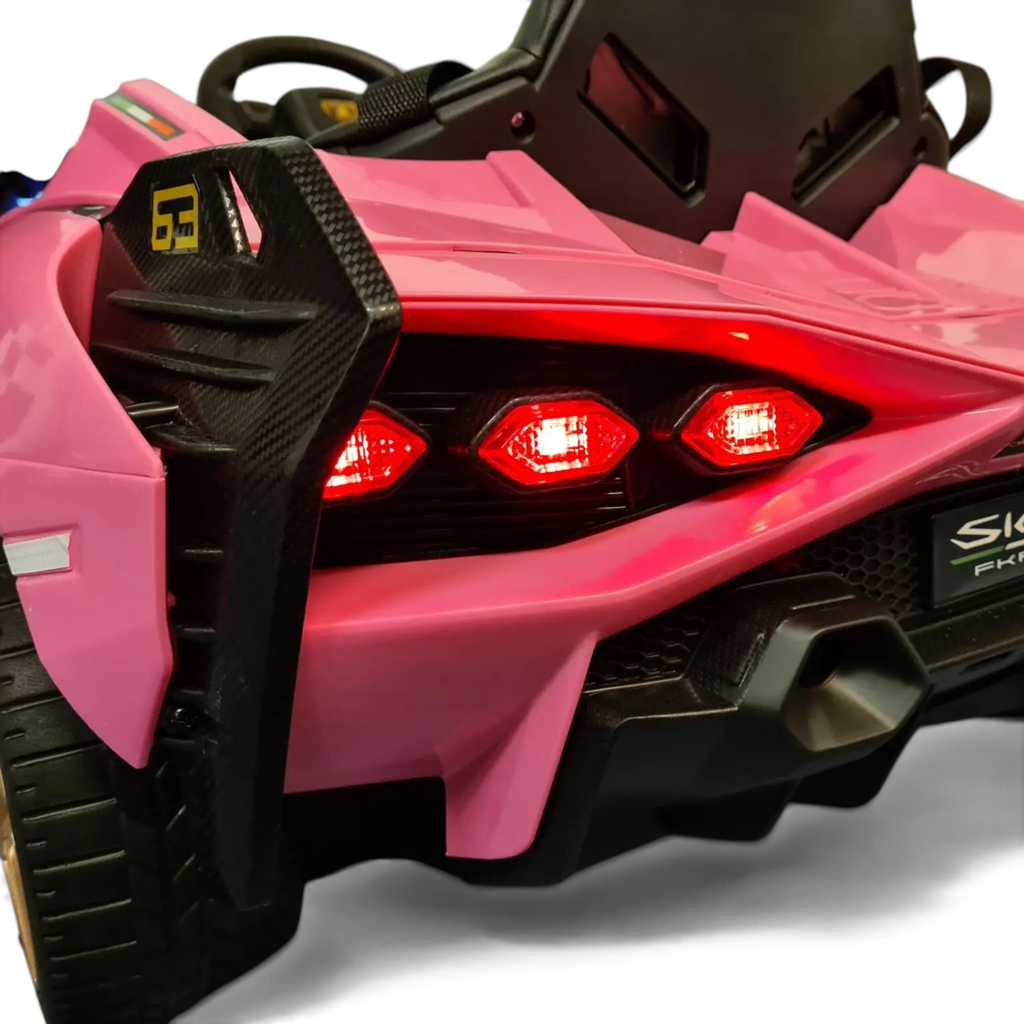 Vue arrière de la voiture électrique pour enfant Petit Pilote Lamborghini Sian rose avec phares LED allumés