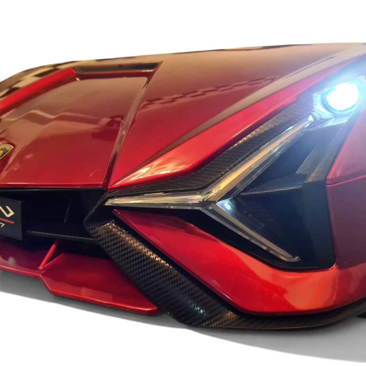 Voiture électrique enfant Petit Pilote Lamborghini Sian rouge métallisé avec phares LED allumés et détails carbone