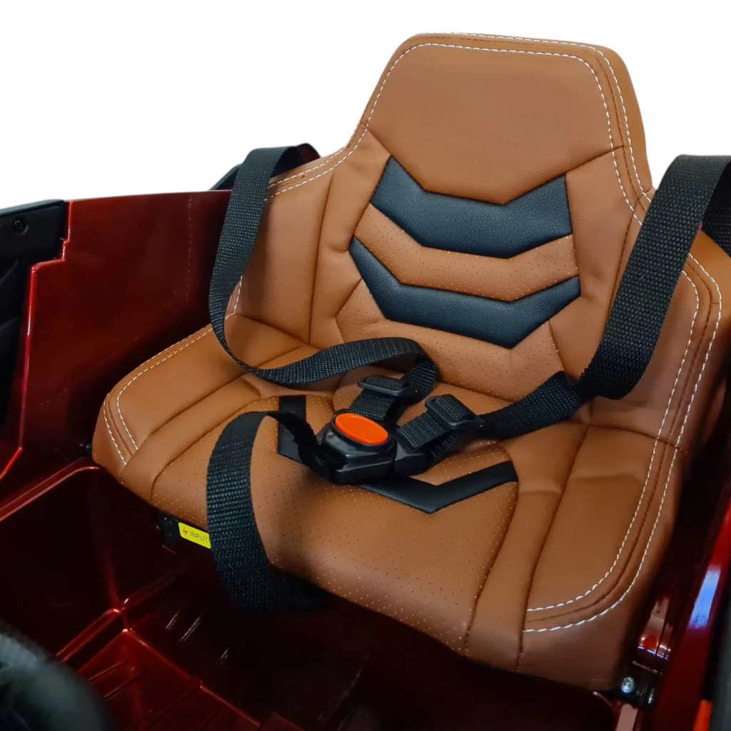 Siège en cuir bicolore marron et noir avec ceinture de sécurité dans la voiture électrique Petit Pilote Lamborghini Sian