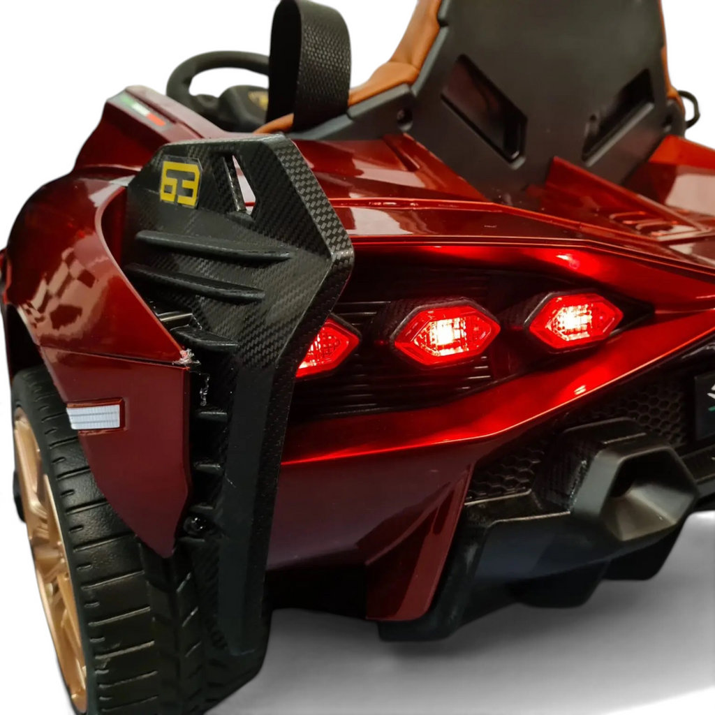 Vue arrière de la voiture électrique enfant Petit Pilote Lamborghini Sian rouge métallisé avec feux LED allumés