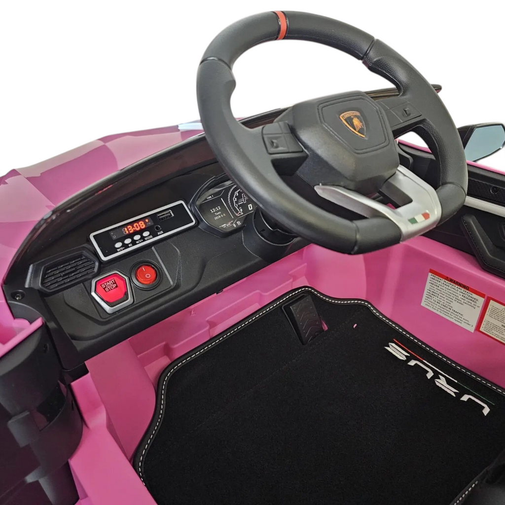 Intérieur de la voiture électrique enfant Petit Pilote Lamborghini Urus rose avec volant, tableau de bord et tapis Urus