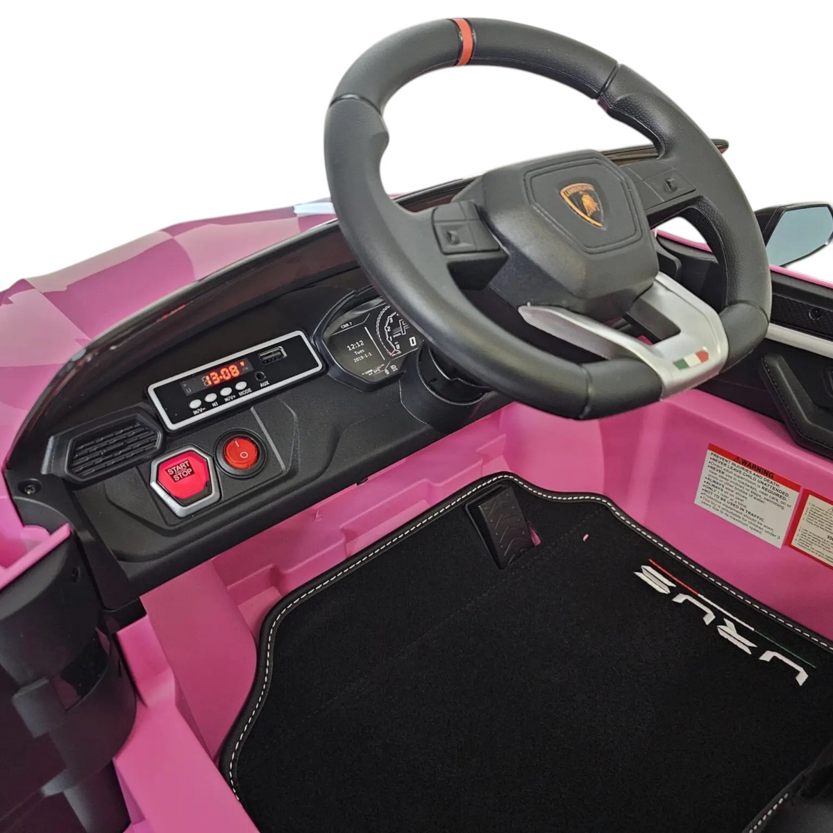 Intérieur de la voiture électrique enfant Petit Pilote Lamborghini Urus rose avec volant, tableau de bord et tapis Urus
