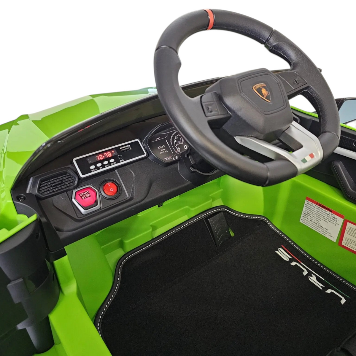 Intérieur de la voiture électrique Petit Pilote Lamborghini Urus verte avec volant, tableau de bord et tapis de sol