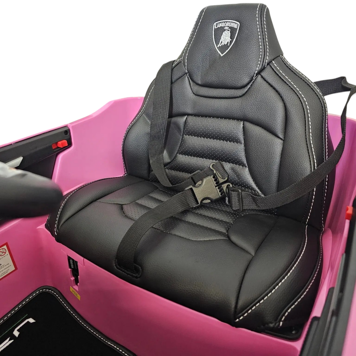 Siège en cuir noir avec ceinture de sécurité dans la voiture électrique pour enfant Petit Pilote Lamborghini Urus rose