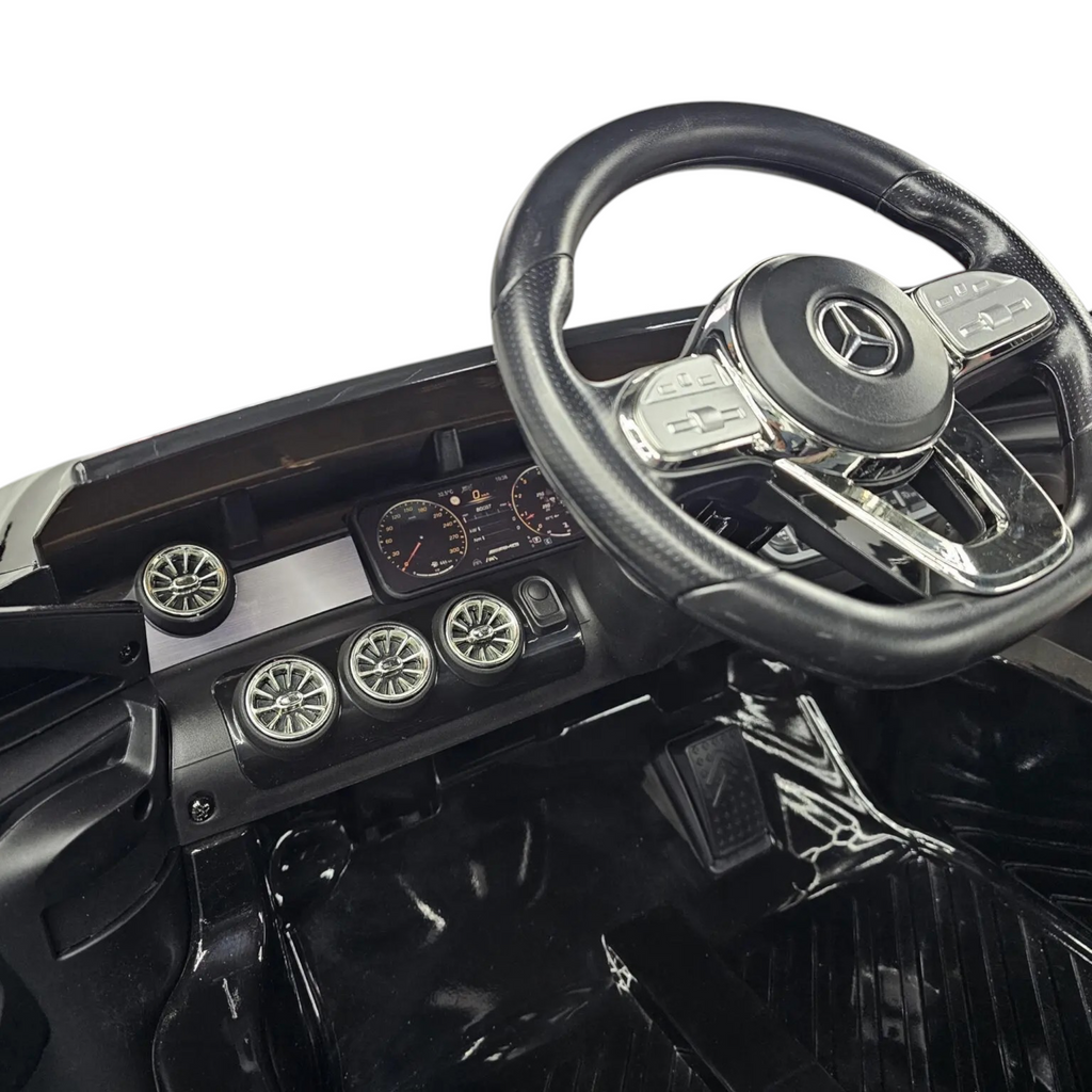 Intérieur de la voiture électrique enfant Petit Pilote Mercedes CLA 45 avec volant, tableau de bord et détails chromés
