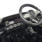 Intérieur de la voiture électrique enfant Petit Pilote Mercedes CLA 45 avec volant, tableau de bord et détails chromés