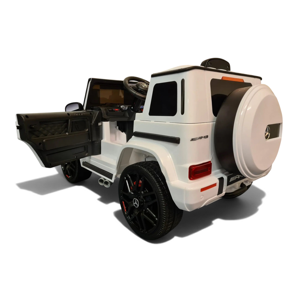Voiture électrique enfant Petit Pilote Mercedes G63 AMG blanche avec porte ouverte, pneus noirs et roue de secours arrière