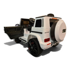 Voiture électrique enfant Petit Pilote Mercedes G63 AMG blanche avec porte ouverte, pneus noirs et roue de secours arrière