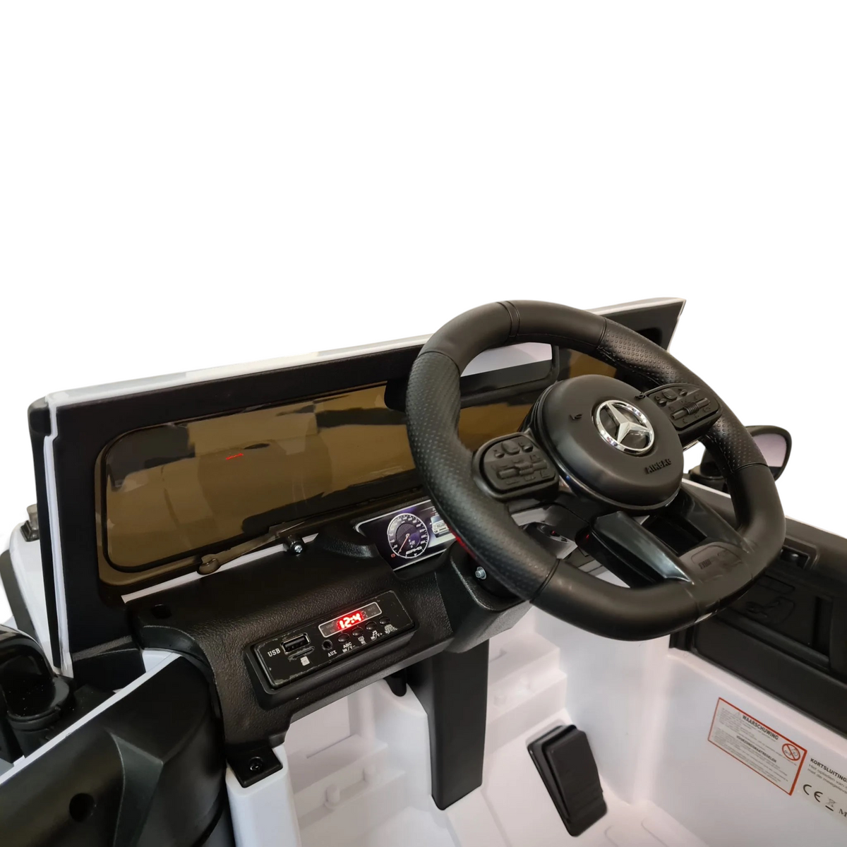 Tableau de bord de la voiture électrique Petit Pilote Mercedes G63 AMG avec volant siglé, écran MP3 et pédale d'accélérateur