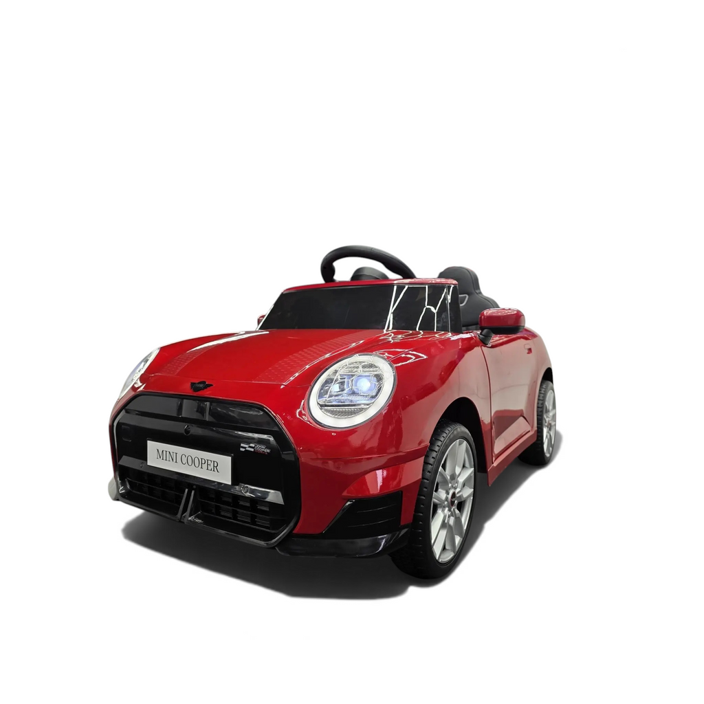 Voiture électrique enfant Petit Pilote Mini Cooper S rouge métallisé avec phares LED dans un showroom