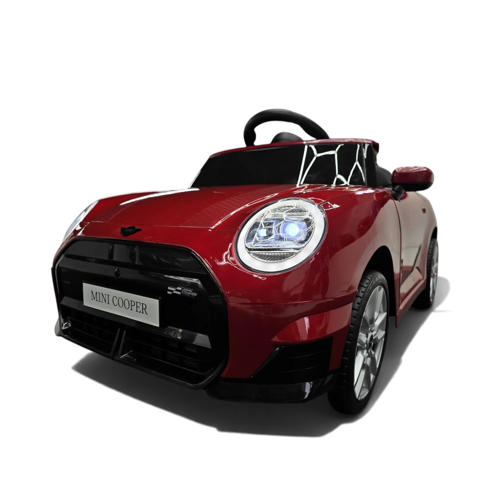 Voiture électrique enfant Petit Pilote Mini Cooper S rouge métallisé avec phares LED dans un showroom