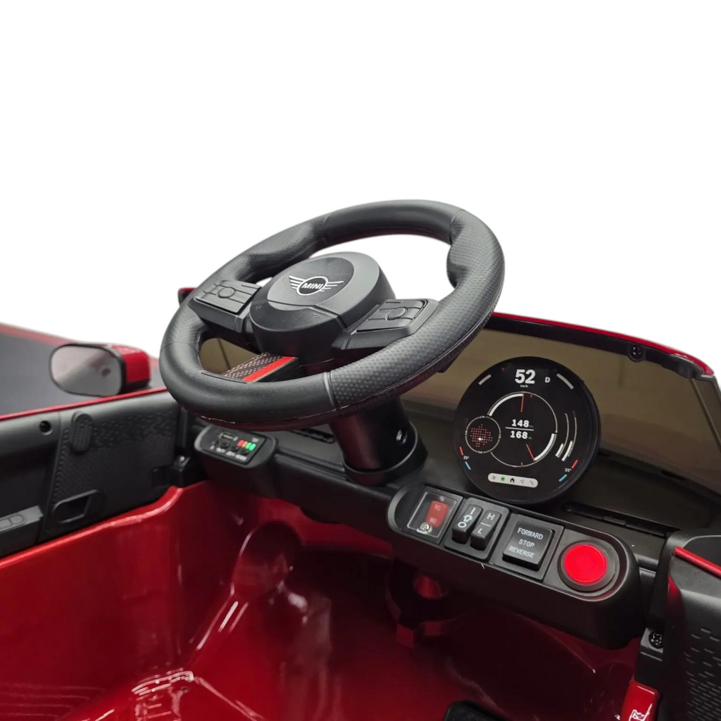Intérieur de la voiture électrique pour enfant Petit Pilote Mini Cooper S rouge avec volant sport et tableau de bord