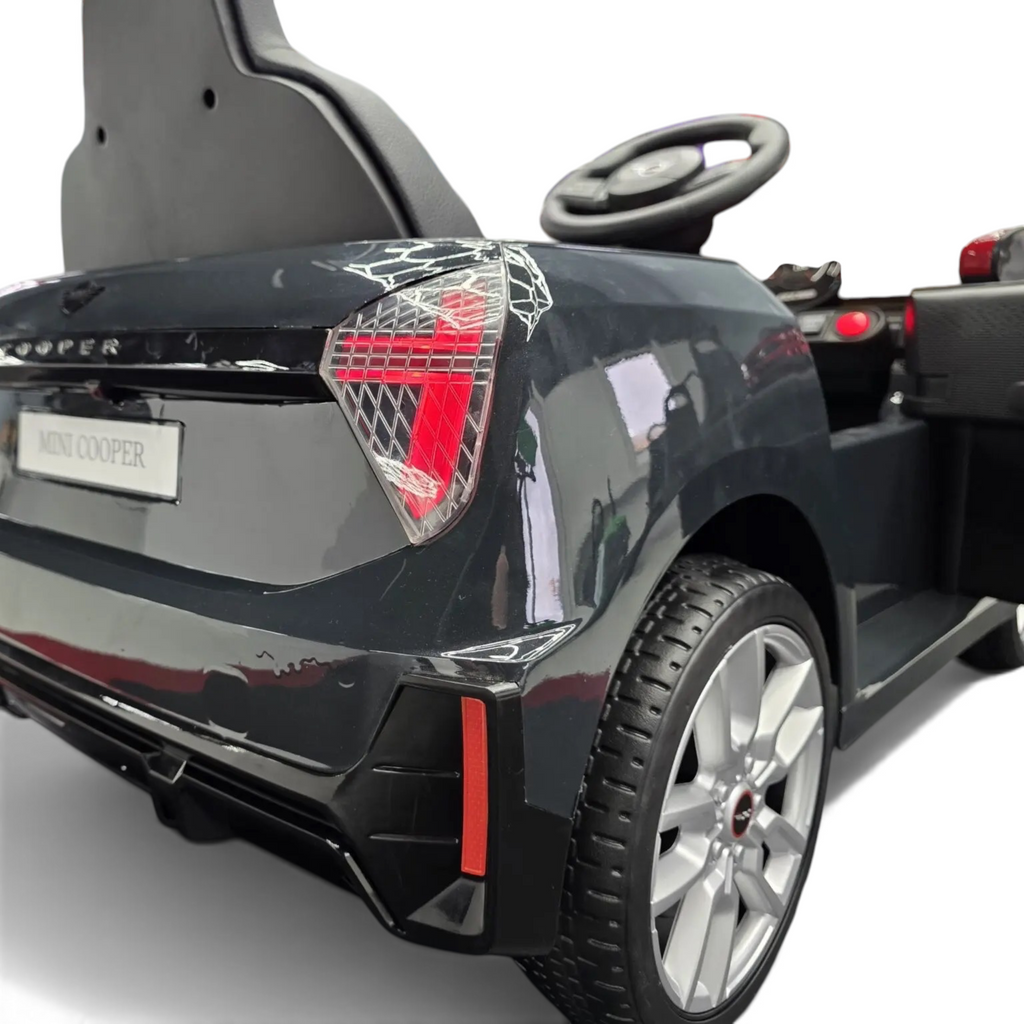 Vue arrière de la voiture électrique pour enfant Petit Pilote Mini Cooper S noire métallisée avec feux arrière détaillés