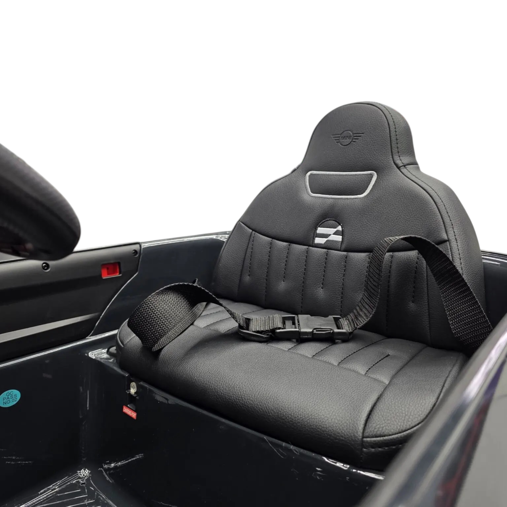 Siège en cuir noir avec ceinture de sécurité dans la voiture électrique pour enfant Petit Pilote Mini Cooper S