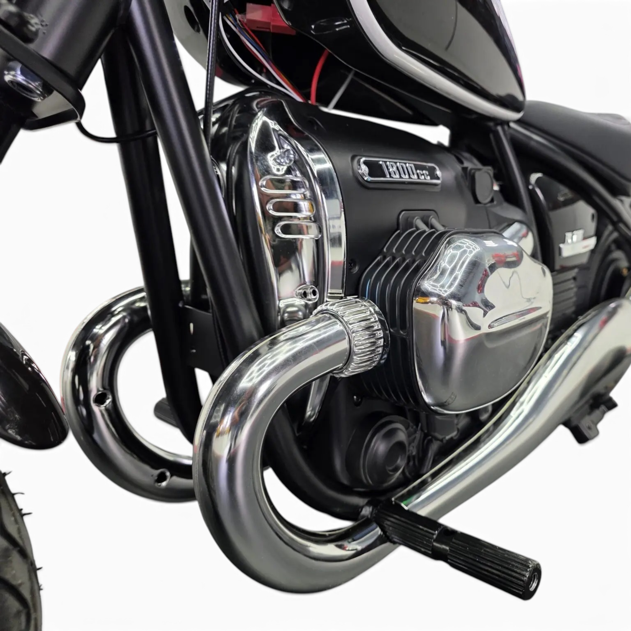 Gros plan sur le moteur chromé et le cadre noir de la moto électrique pour enfant Petit Pilote BMW R18 24V