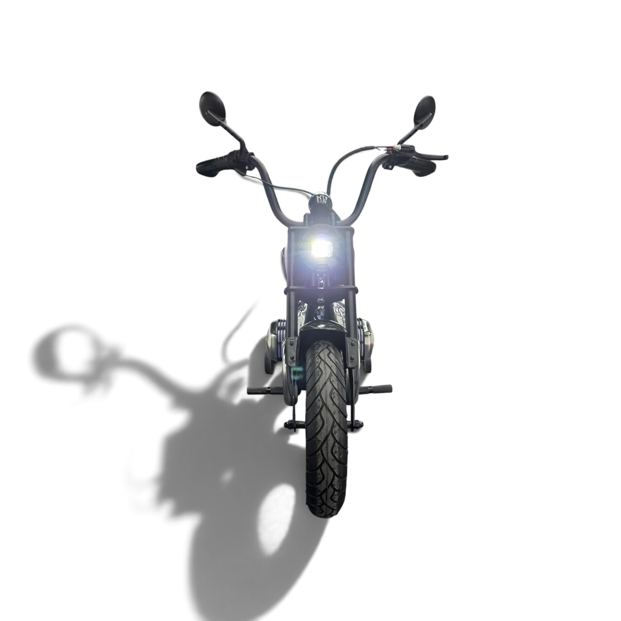 Moto électrique pour enfant Odecare BMW R18 noire avec phare avant allumé, vue de face dans un showroom