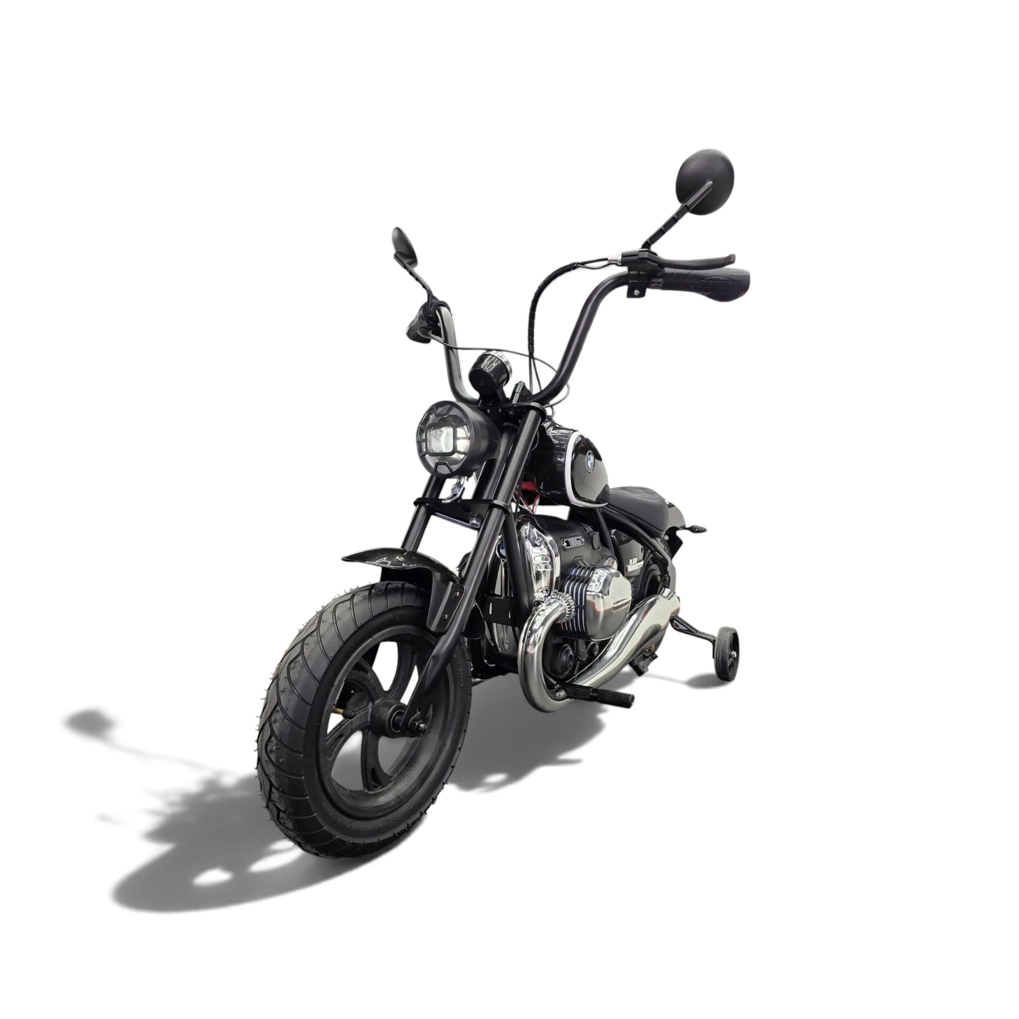 Moto électrique enfant Odecare BMW R18 24V noire avec pneus à air et siège en cuir dans un showroom