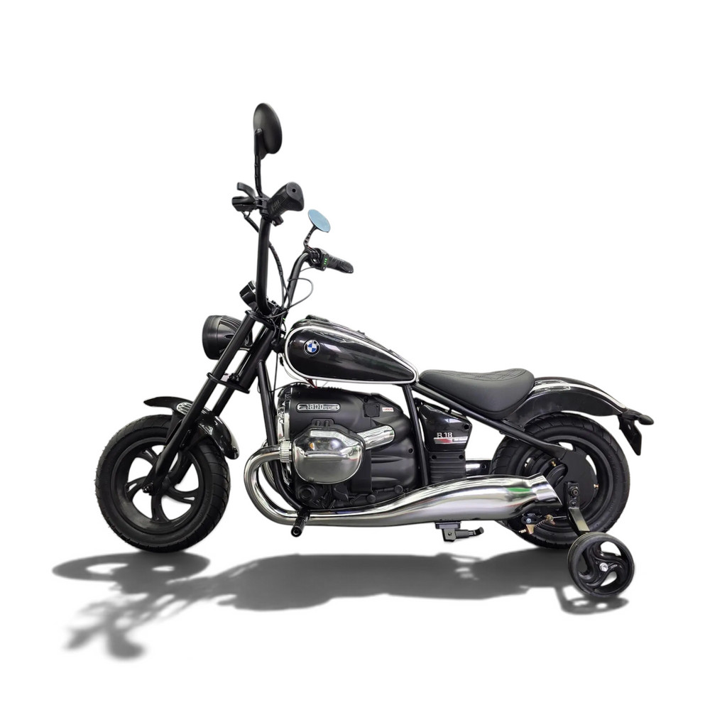 Moto électrique pour enfant Petit Pilote BMW R18 noire avec siège en cuir, pneus à air et détails chromés en showroom