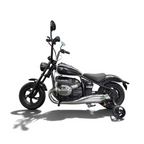 Moto électrique pour enfant Petit Pilote BMW R18 noire avec siège en cuir, pneus à air et détails chromés en showroom