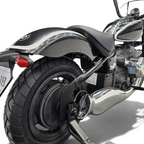 Vue arrière de la moto électrique pour enfant Petit Pilote BMW R18 24V noire avec pneus à air et détails chromés
