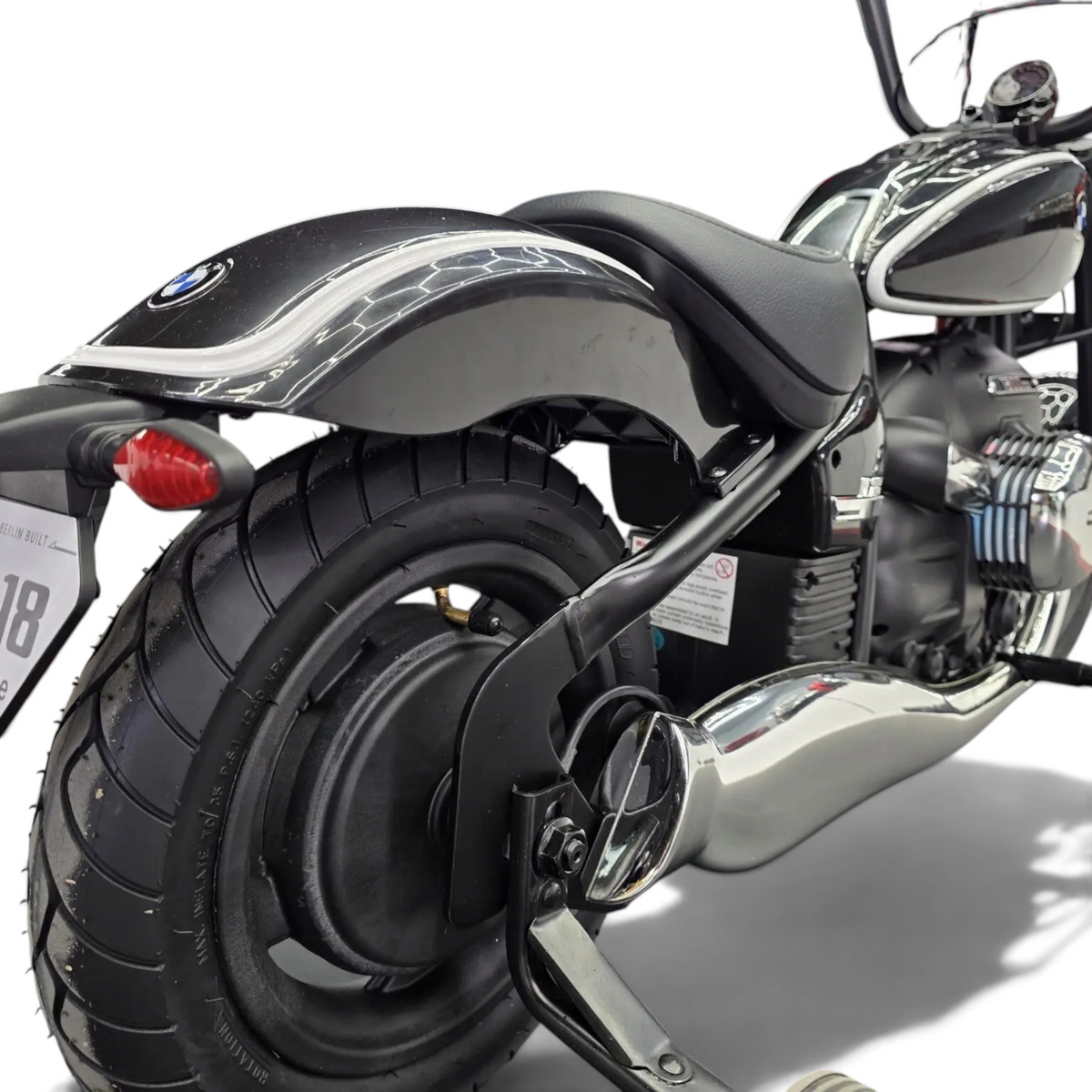 Vue arrière de la moto électrique pour enfant Petit Pilote BMW R18 24V noire avec pneus à air et détails chromés