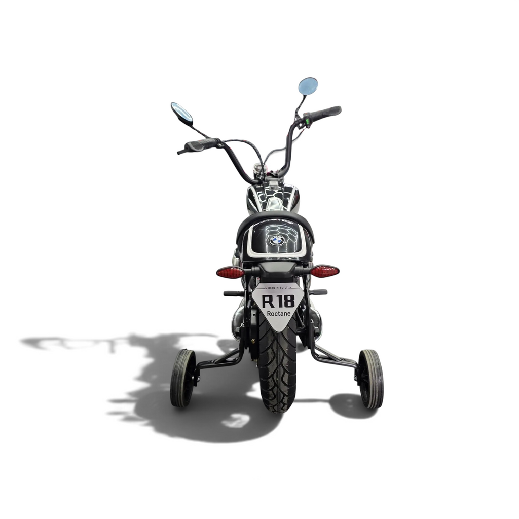 Vue arrière de la moto électrique enfant Petit Pilote BMW R18 24V noire avec stabilisateurs et plaque d'immatriculation