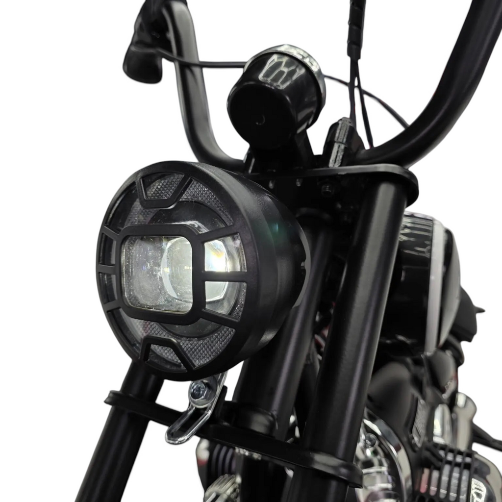 Gros plan sur le phare avant LED avec grille de protection de la moto électrique enfant Petit Pilote BMW R18 noire